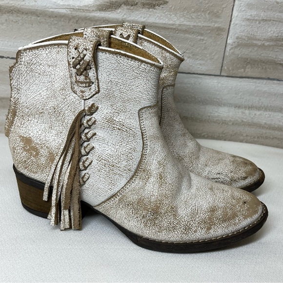 Very Volatile Lookout Western Boot Distressed Bootie Side Fringe Women's Size 6 - Picture 4 of 9
